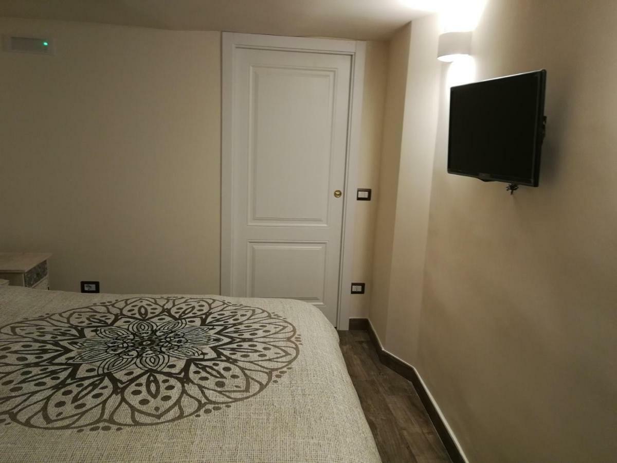 Casa Di Gio - Duomo Apartment Наполи Екстериор снимка